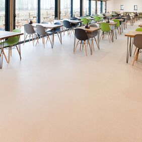 Neutral coloured safety flooring in a cafe seating area