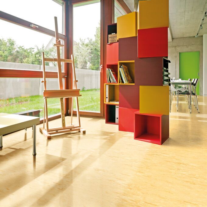 Light colour homogeneous flooring in a education environment 